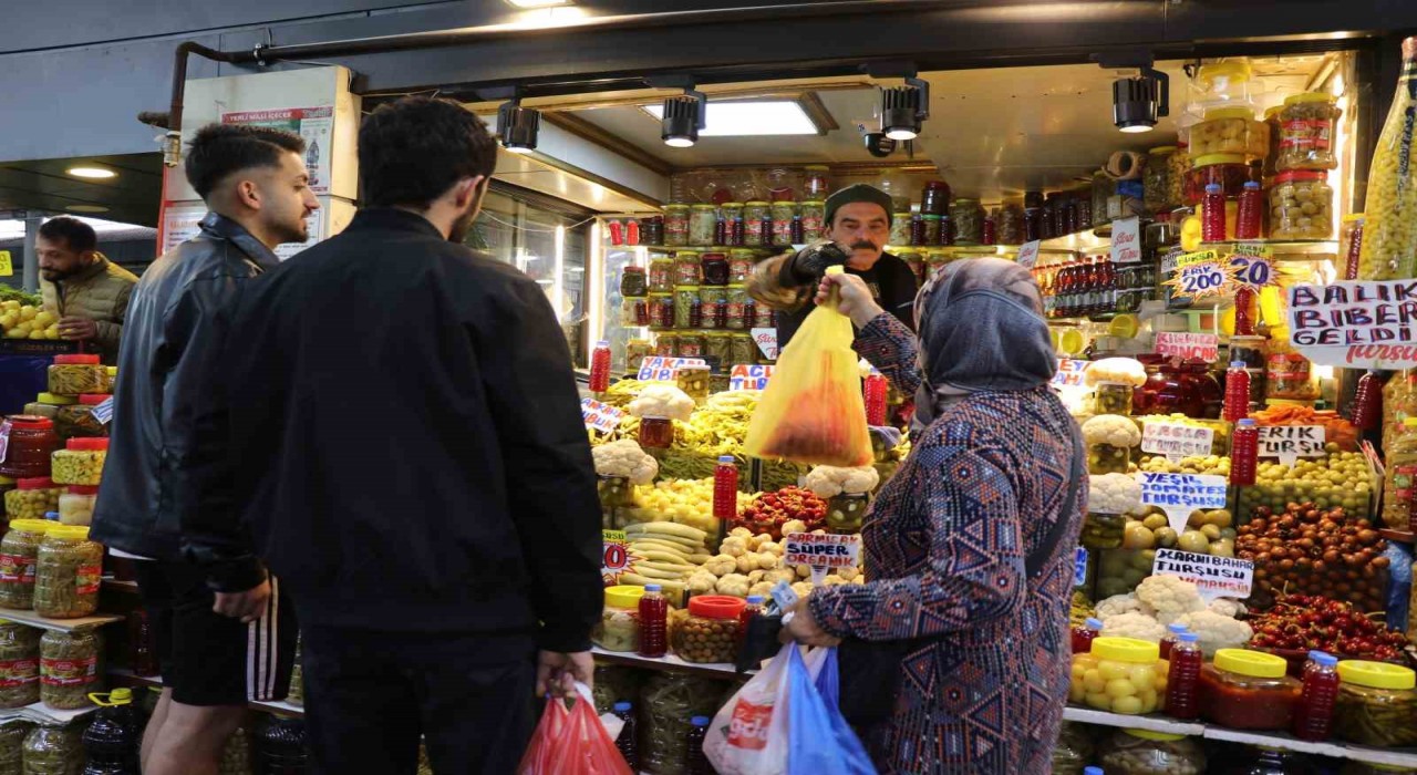 Sofraların vazgeçilmezi turşular, tezgahları renklendirmeye başladı