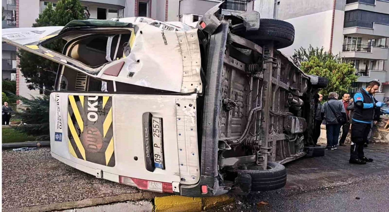 Sökede öğrenci servisleri çarpıştı: 3 yaralı