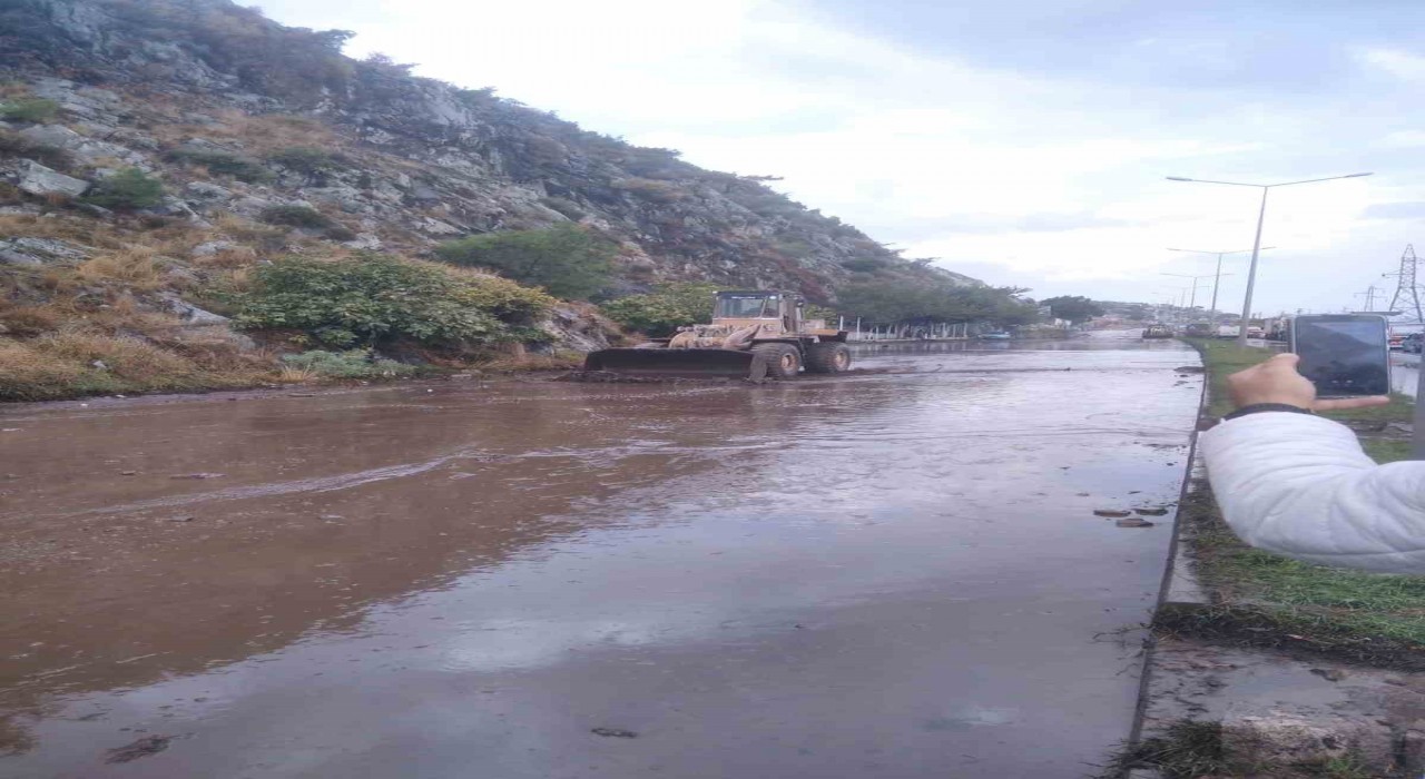 Sökede toprak kayması: Karayolu trafiğe kapandı