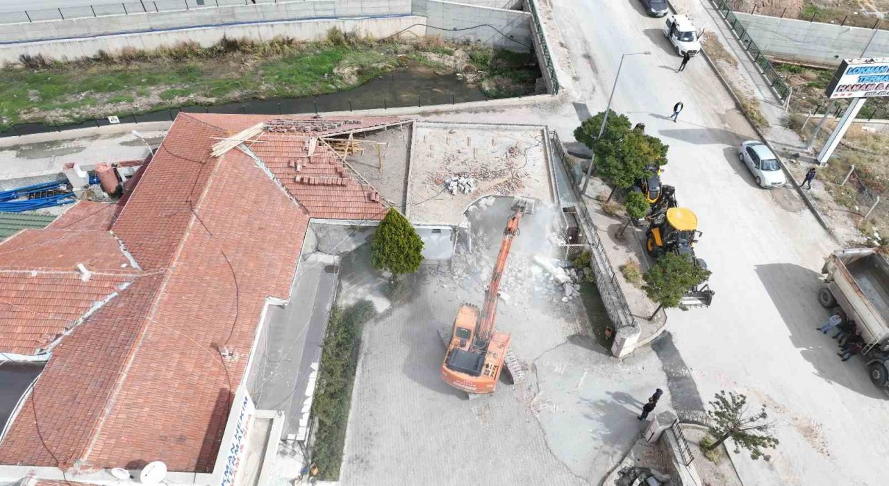 Sorgun Belediyesi kaçak yapıları yıkım çalışmalarını sürdürüyor