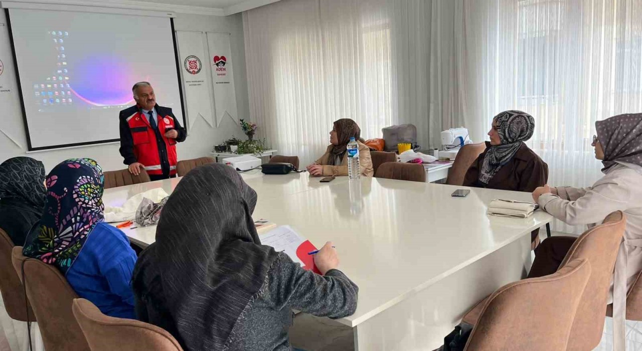 Sosyal hizmet personeline bakanlığın çalışmaları anlatıldı