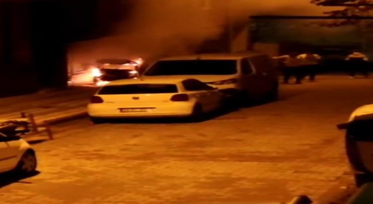 Sultangazide elektrikli araç yanarak küle döndü