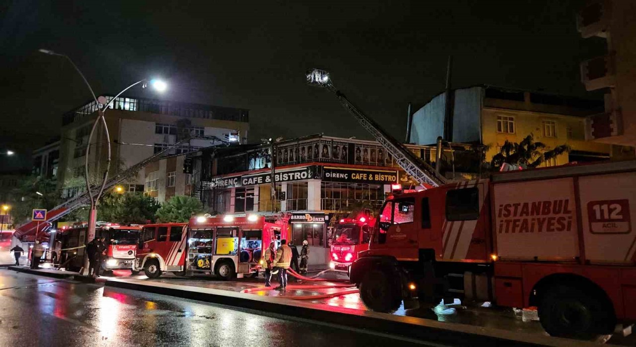 Sultangazide kafenin çatısı alevlere teslim oldu