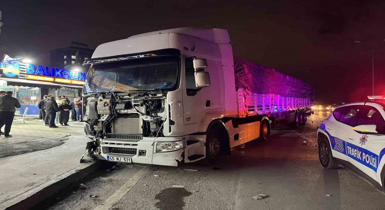 Sultangazide kontrolden çıkan tır, park halindeki 5 araca çarptı: 1 yaralı