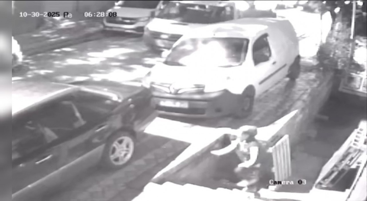 Sultangazide paletleri kamyonete yükleyip çaldılar: 1i kadın 2 hırsız rahat tavırlarıyla dikkat çekti