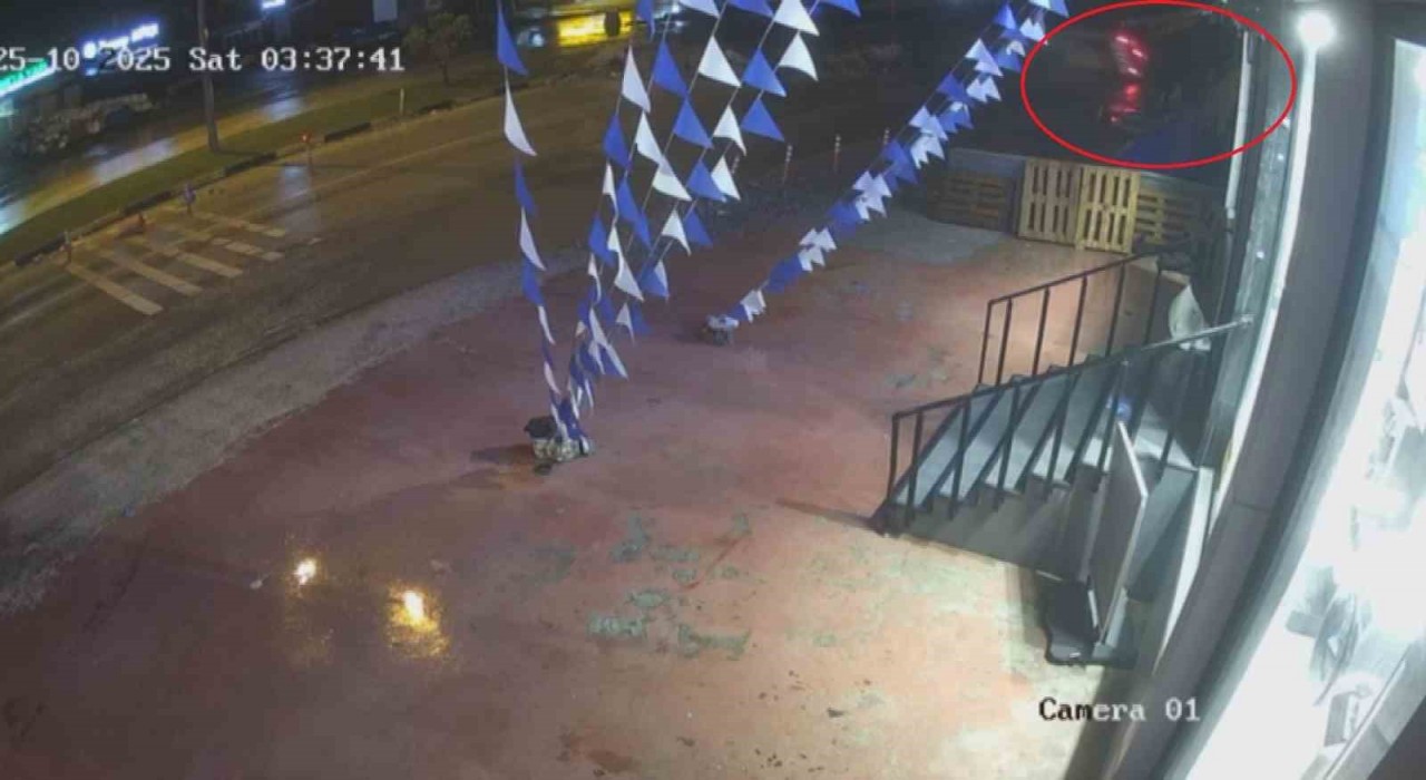 Sürücüsünün kontrolünü kaybettiği hafif ticari aracın takla atarak şarampole uçtuğu anlar kamerada