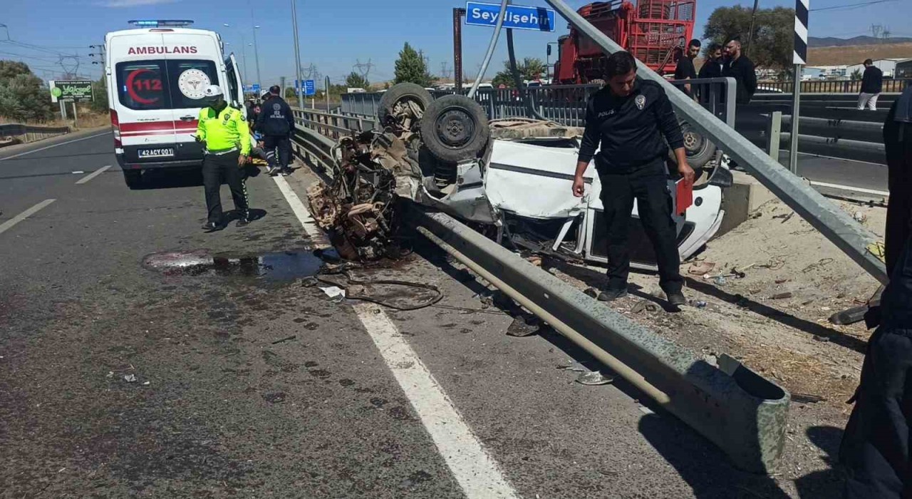 Takla atan otomobil direğe ve bariyerlere çarptı: 2 yaralı