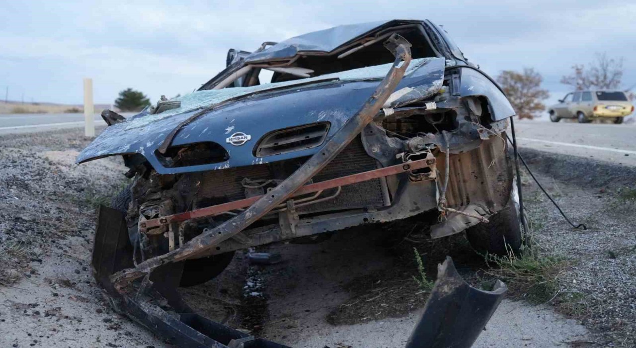 Takla atan otomobil hurdaya döndü: Aynı aileden 3 yaralı