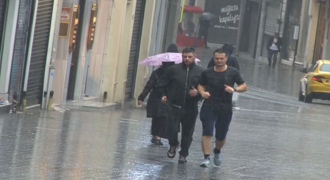 Taksimde etkili olan sağanak yağış vatandaş ve turistlere zor anlar yaşattı