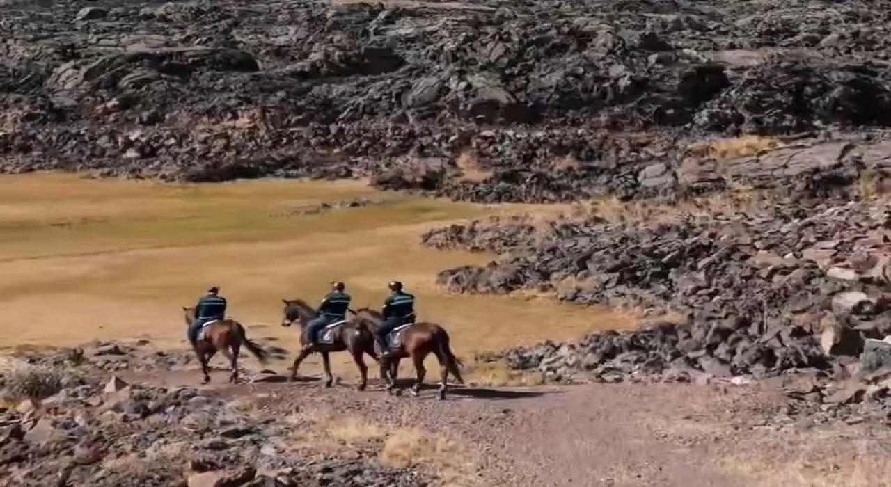 Tarihi Zeyn Kalesinin eteklerinde atlı jandarma devriyesi