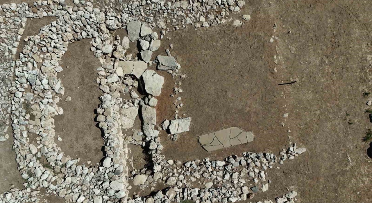 Tarihteki ilk musalla taşının bir parçası 12 bin yıllık Çayönündeki Kafataslı yapıda, diğer parçası Diyarbakır Müzesinde sergileniyor