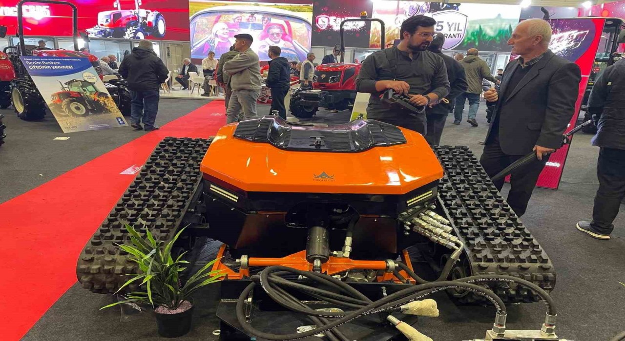 Tarlada traktör savaşta silah