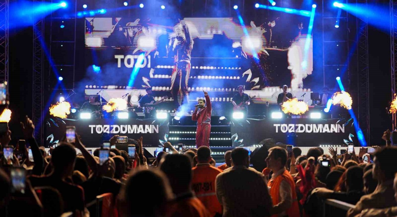 Tarsusta cumhuriyet coşkusu Sefo konseriyle zirveye ulaştı