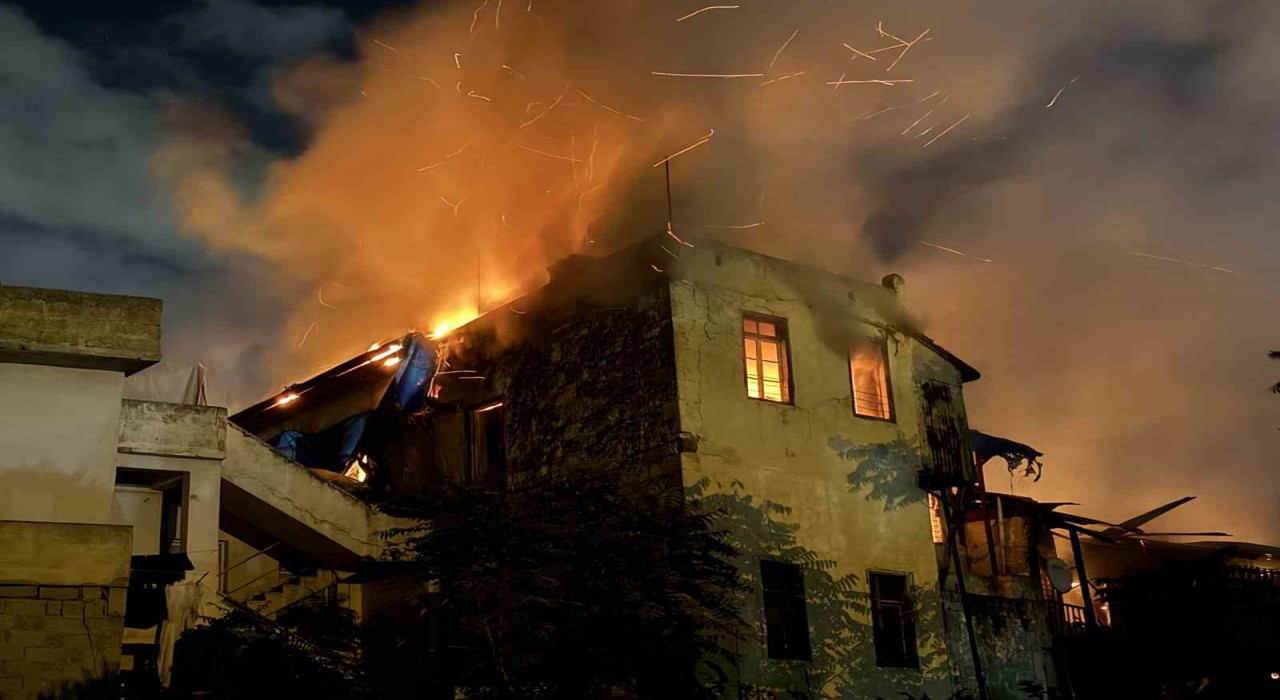 Tarsusta iş yerinde çıkan yangın 2 binaya sıçradı