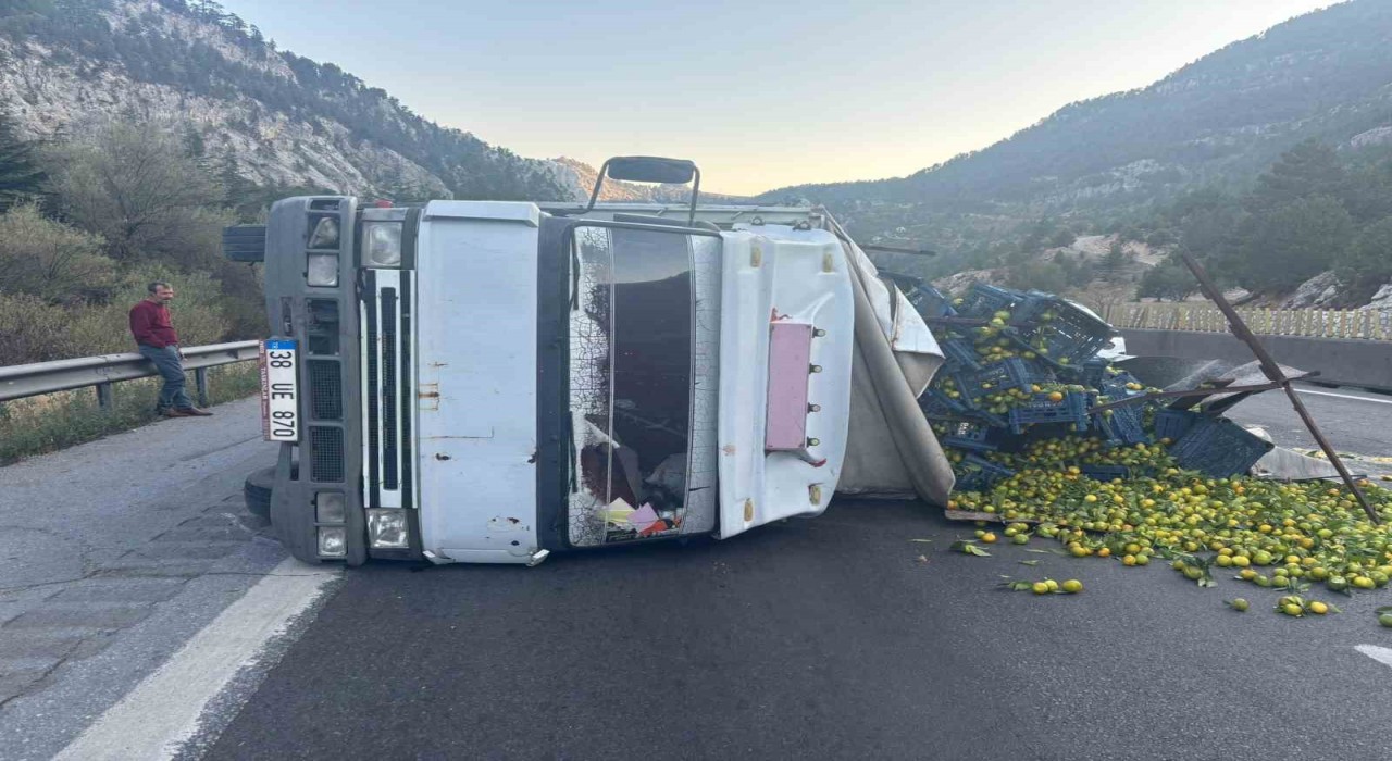 Tarsusta narenciye yüklü kamyon devrildi