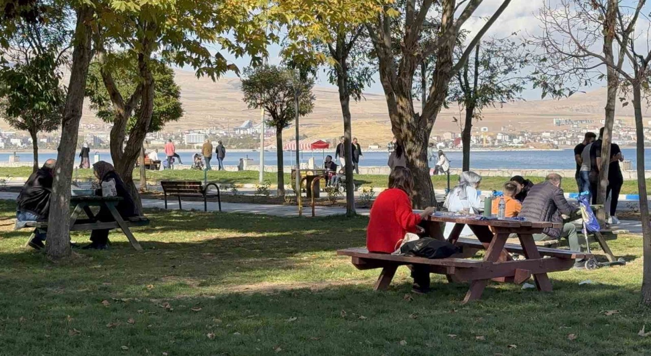 Tatvanda güzel havayı fırsat bilenler sahile akın etti