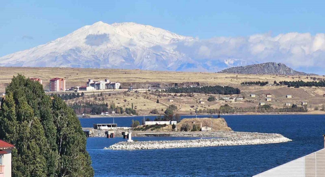 Tatvanın yüksek kesimleri beyaza büründü