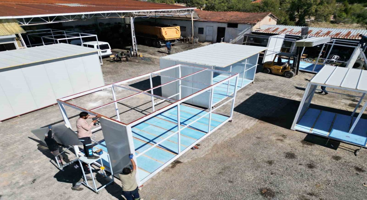 Tavas Belediyesi konteyner ve otobüs duraklarını kendisi üretiyor