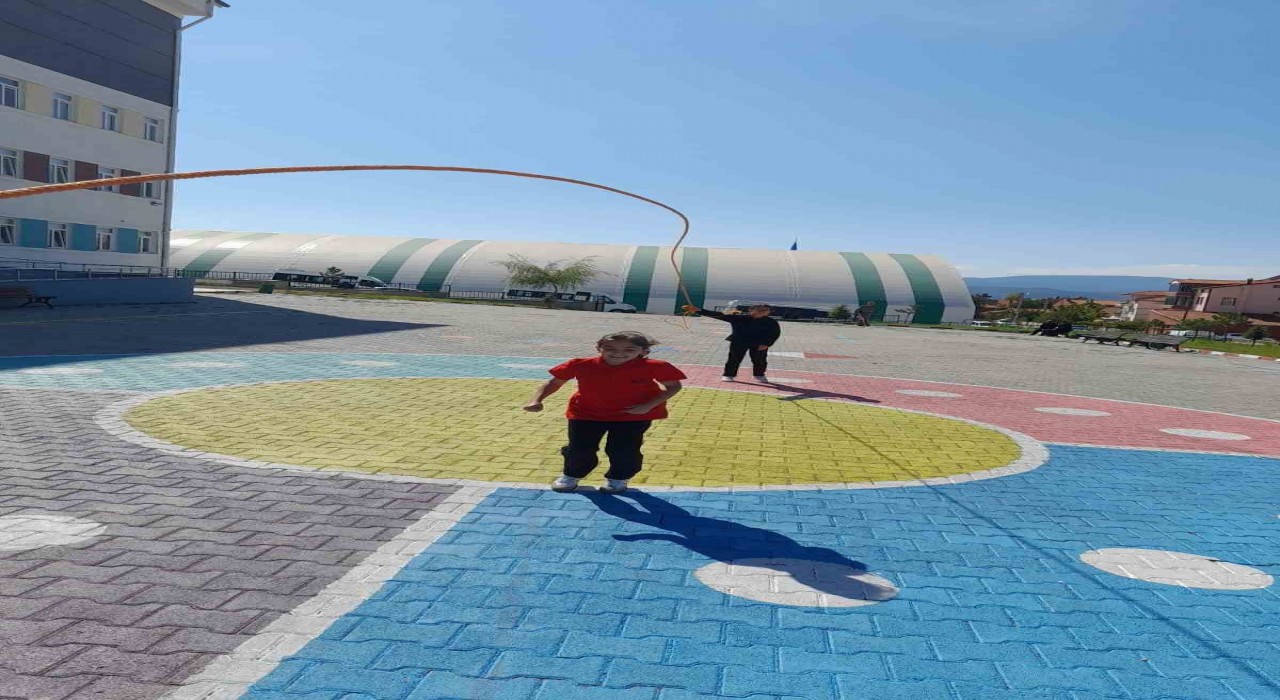 Tavşanlıda 5inci sınıf öğrencileri hem oyunlarla öğreniyor hem de eğleniyor