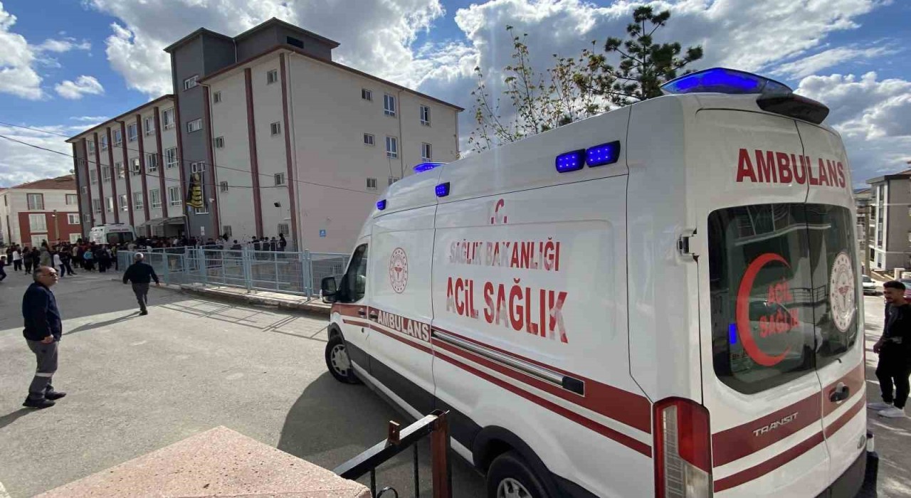 Tavuk döner yiyen 30 öğrenci hastanelik oldu