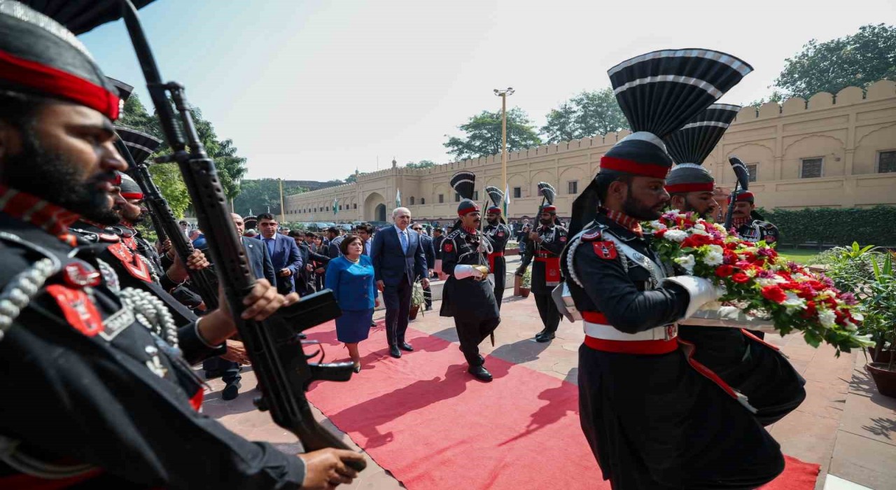 TBMM Başkanı Kurtulmuş, Pakistanın milli şairi Muhammed İkbalin kabrini ziyaret etti