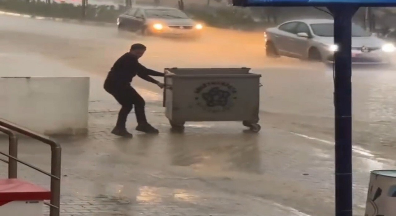 Tekirdağda köprü altları göle döndü, araçlar suya gömüldü