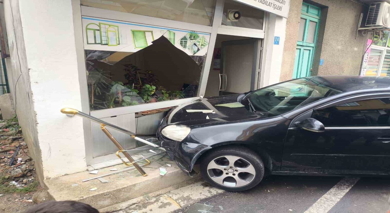 Tekirdağda otomobil dükkâna girdi