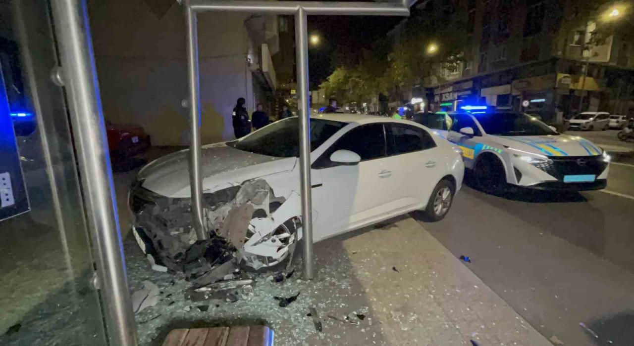 Tekirdağda polisten kaçan alkollü sürücü durağa daldı