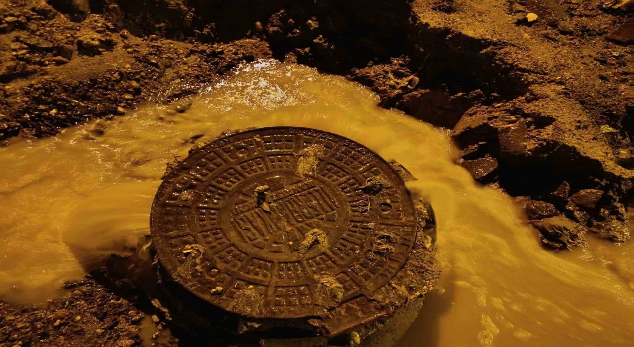 Tekirdağda sağanak yağışta altyapı çöktü, rögarlar taştı