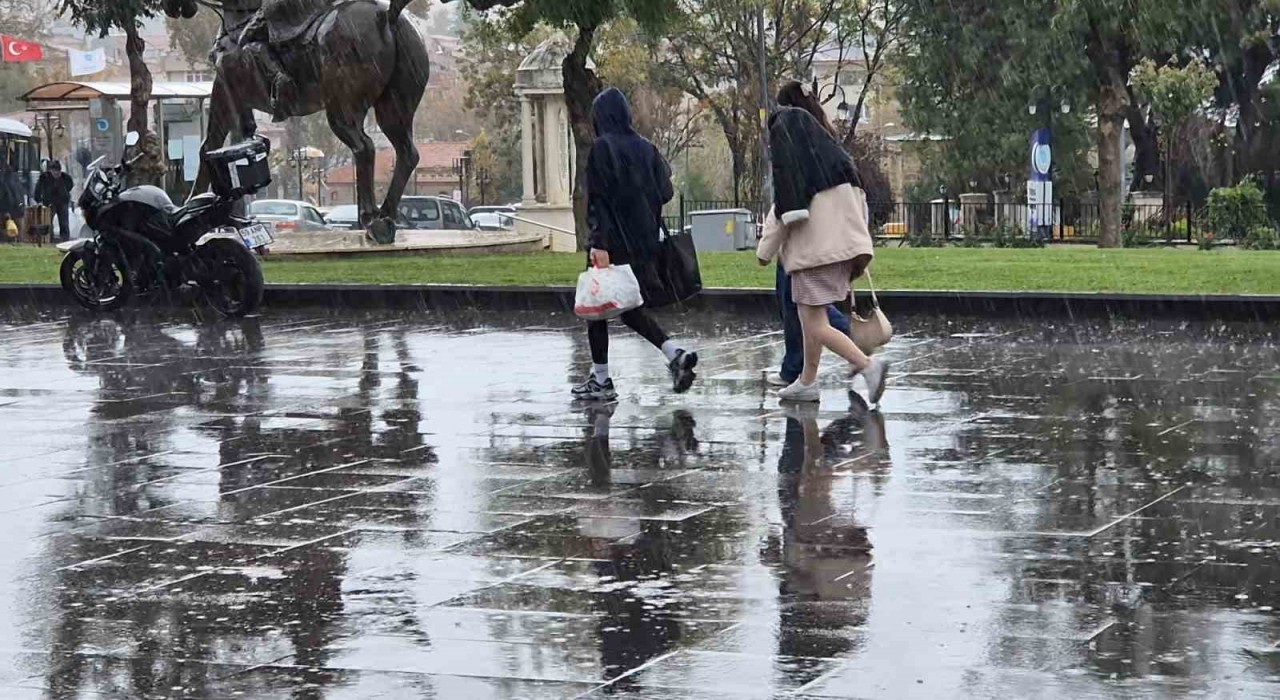 Tekirdağda sağanak yağışta vatandaşlar kaçacak yer aradı