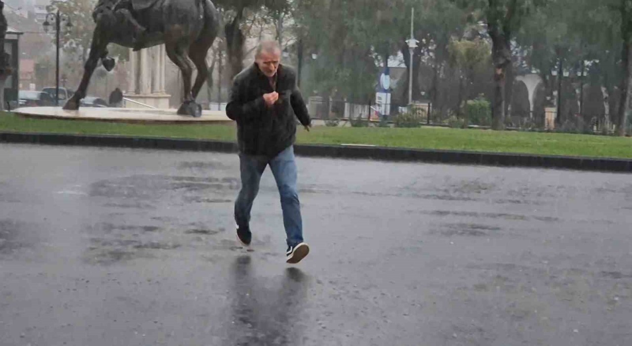 Tekirdağda şiddetli yağış sokakları göle çevirdi