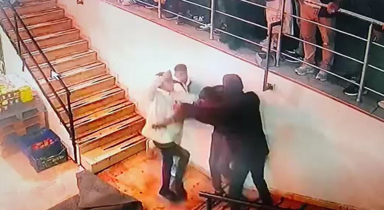 Tekme tokat birbirilerine girdiler; o anlar kamerada