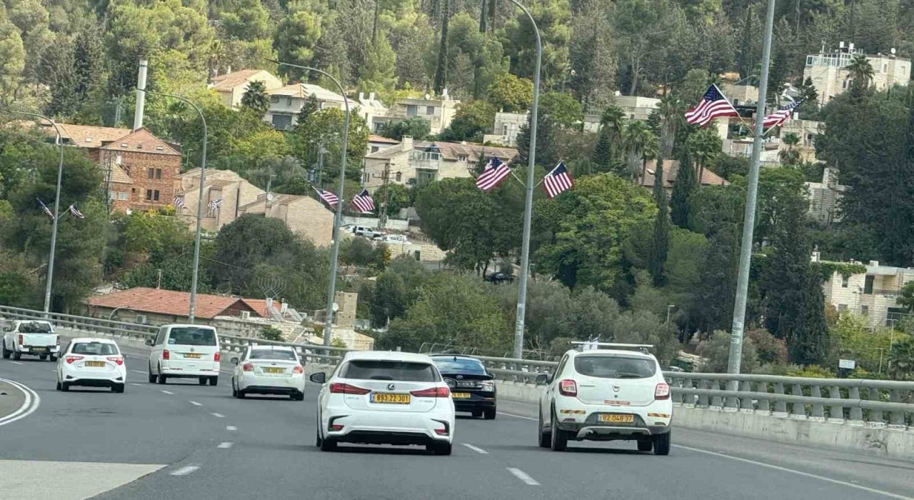 Tel Avivden Kudüse ziyaretçileri ABD bayrakları karşılıyor