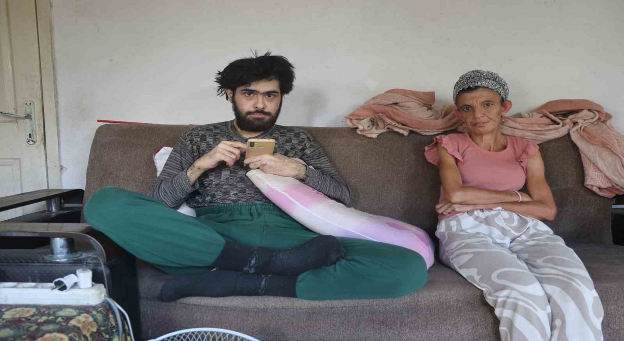 Telefon bağımlısı genç: 3 yıldır evden dışarı ne tek bir adım attı ne de beslenmek dışında bir şey yaptı