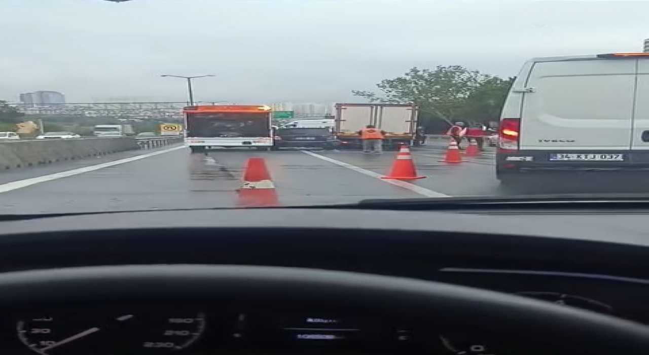 TEM Otoyolunda zincirleme kaza: Aracını çekmek isterken yeniden kaza yaptılar