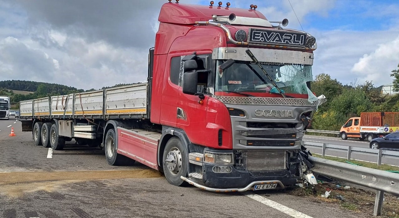 TEMde bariyerlere çarpan tırın dorsesindeki demir profiller yola saçıldı: 1 yaralı