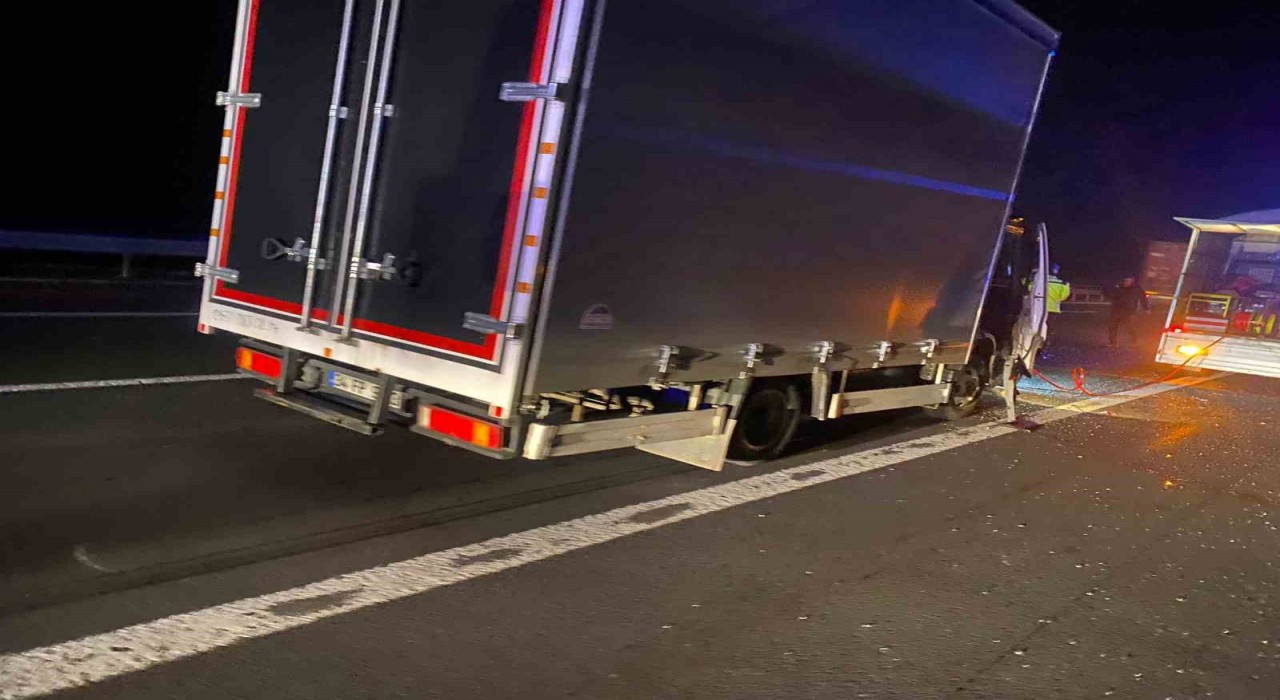 TEMde kamyonla çarpışan kamyonet sürücüsü araçta sıkışarak yaralandı