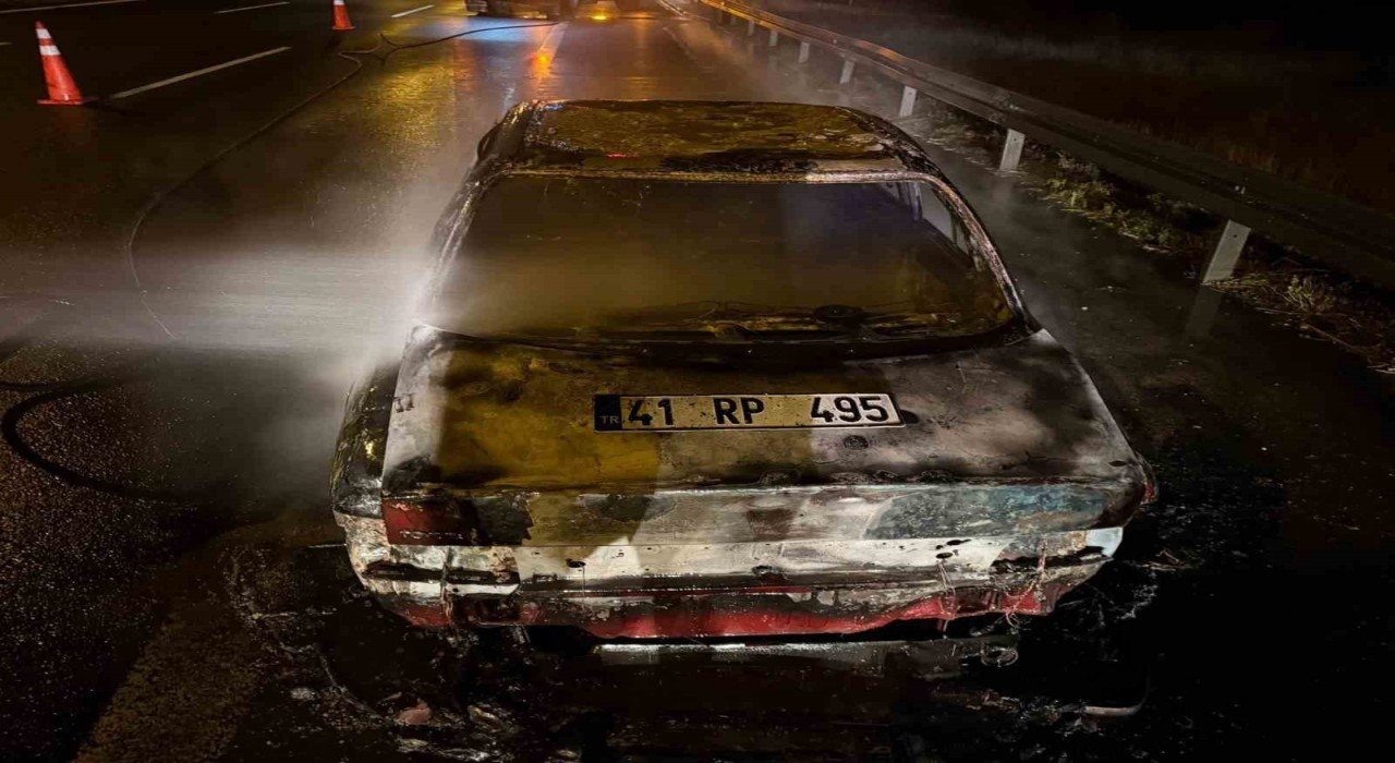 TEMde seyir halindeki otomobil alev alev yandı