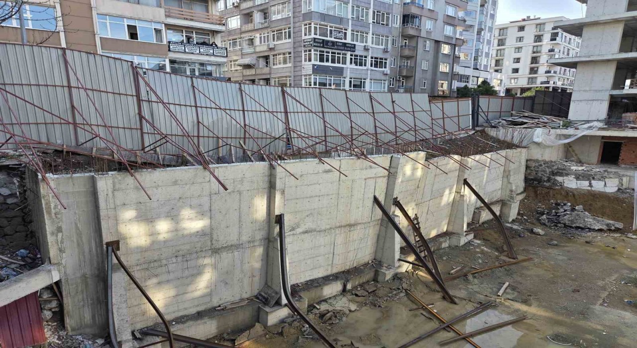 Temel kazısında kaldırım çöktü: Yol yaya ve araç trafiğine kapatıldı