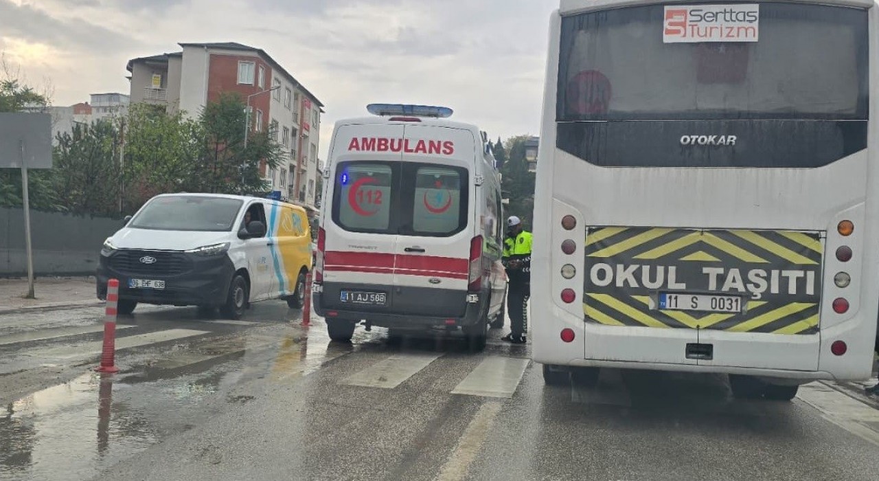 Ters istikamete dönmeye çalışan kamyonete motosiklet çarptı: 1 yaralı