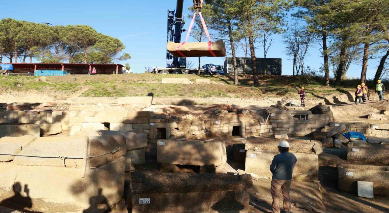 Tios Antik Kentinde bulunan Roma Dönemi lahitleri törenle açıldı