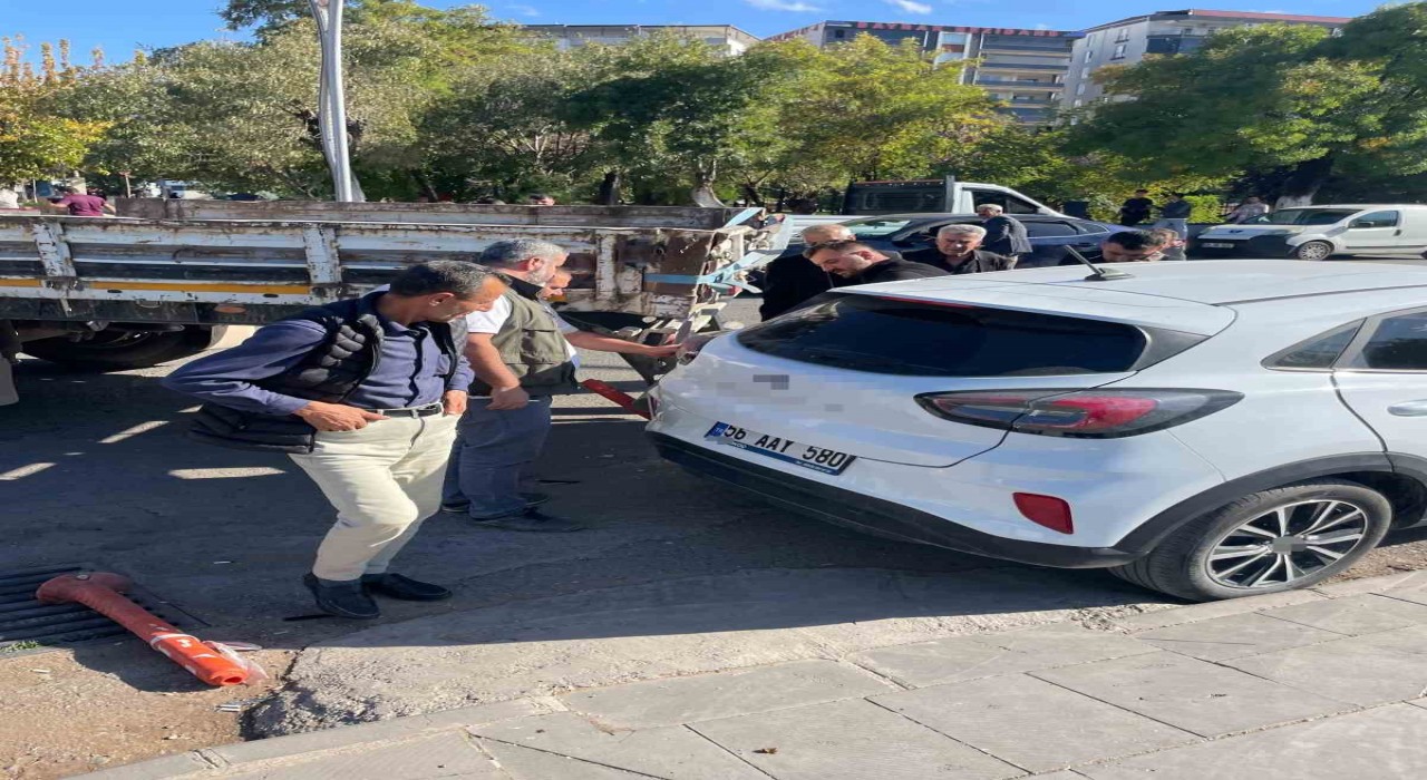 Tırın dorsesi otomobilin teker bölümüne takıldı