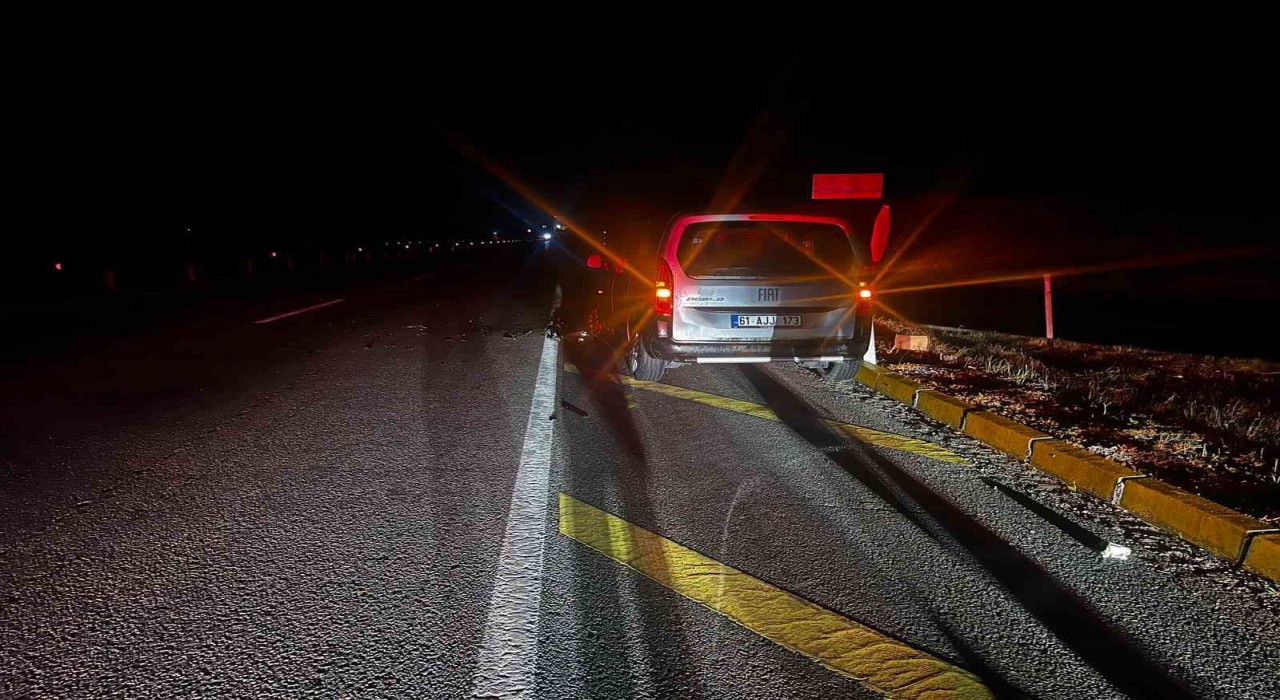 Tırla hafif ticari aracın çarpıştığı kazada 2 kişi yaralandı