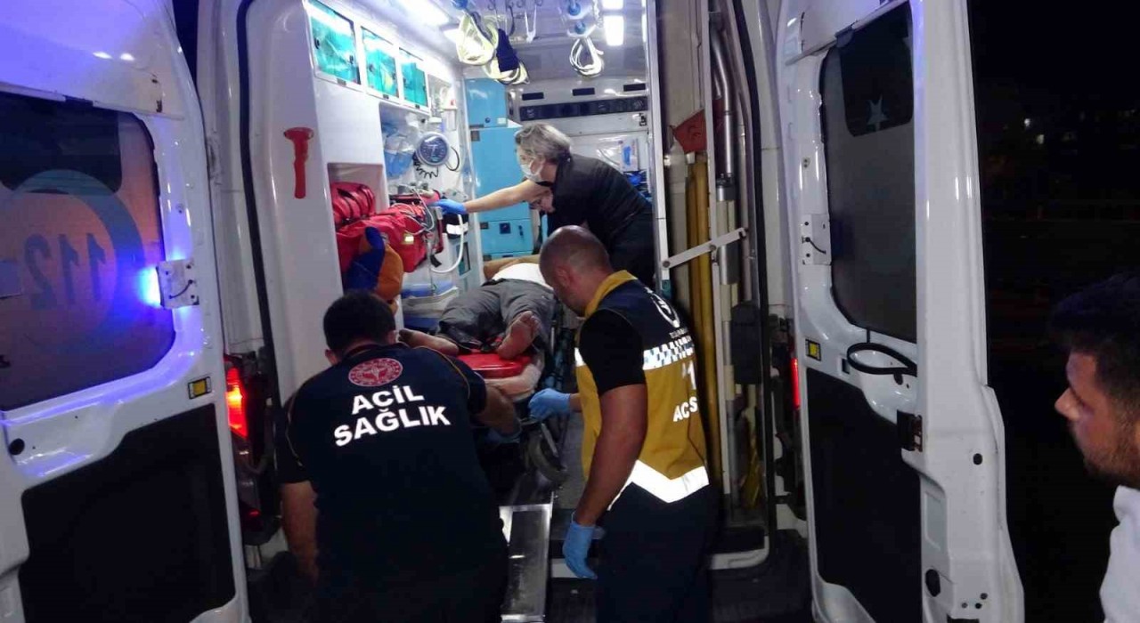 Tırla otomobil çarpıştı: Hurdaya dönen otomobildeki sürücü yaralamadı, tır sürücüsü kabinde sıkıştı