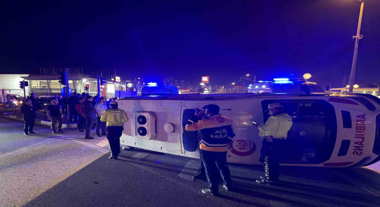 Tokatta ambulans ile cip çarpıştı: 3 yaralı