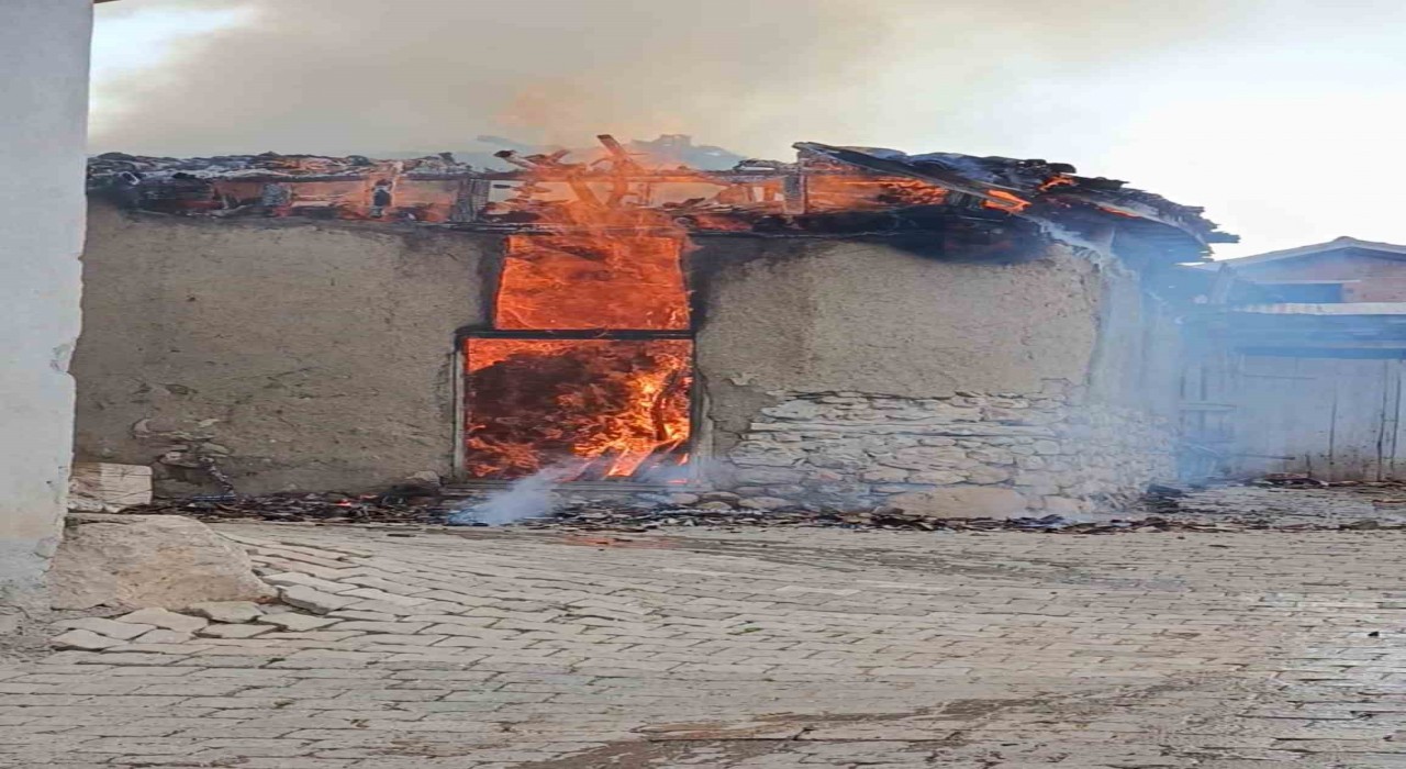 Tokatta çıkan yangında ev ve samanlık küle döndü