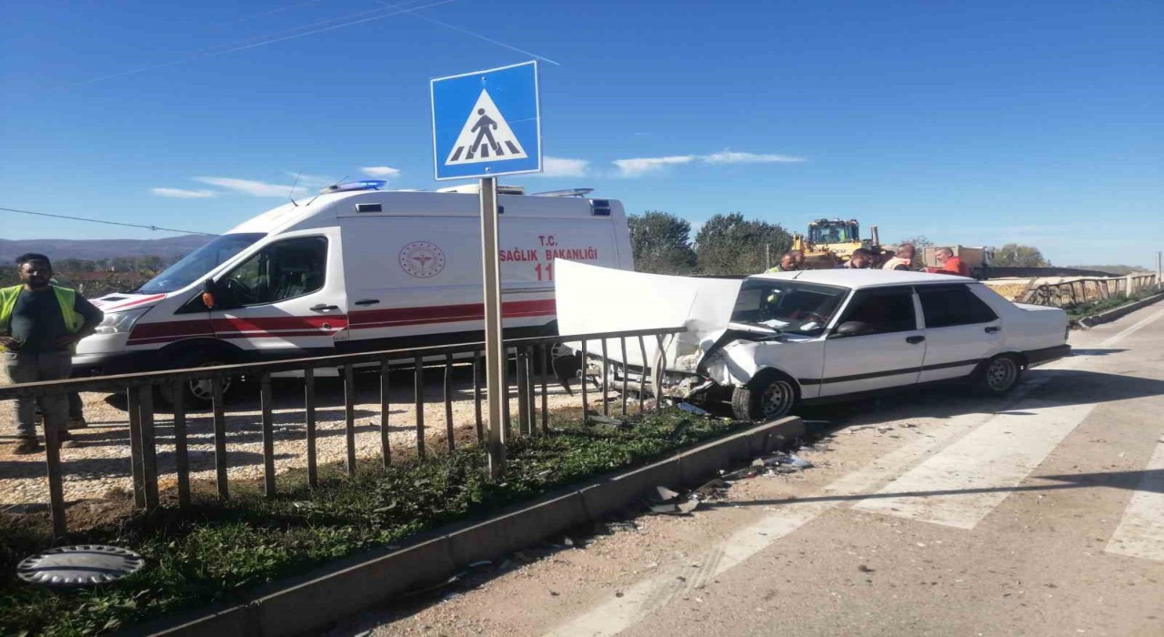 Tokatta kaza yapan otomobil bariyere girdi