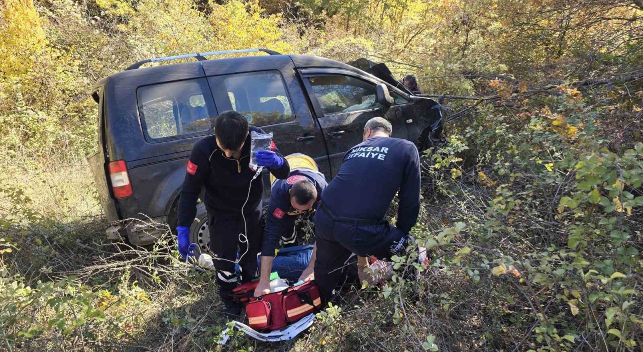 Tokatta uçuruma yuvarlanan araçtan 2 kişi sağ kurtuldu