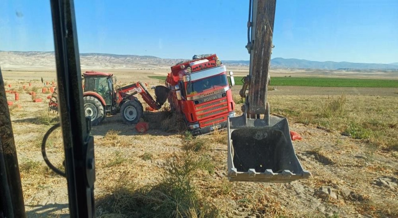 Tonlarca soğan taşıyan tır ıslak arazide toprağa gömüldü