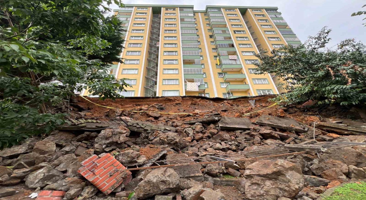 Trabzonda gece çöken istinat duvarı site sakinlerini korkuttu